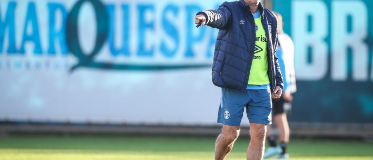 Com portões fechados, Renato Portaluppi comanda treino tático no CT Luiz Carvalho