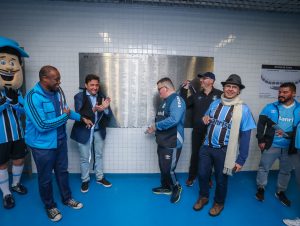 Grêmio exibe na Arena placas metálicas com nomes dos sócios adimplentes durante o período de pandemia