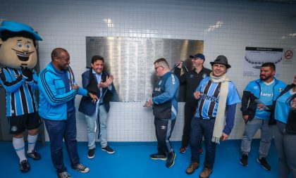 Grêmio exibe na Arena placas metálicas com nomes dos sócios adimplentes durante o período de pandemia