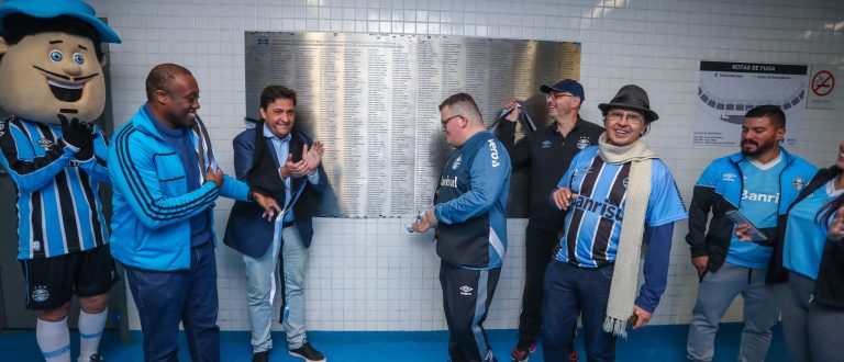 Grêmio exibe na Arena placas metálicas com nomes dos sócios adimplentes durante o período de pandemia