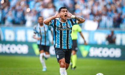 Grêmio goleia Coritiba e assume vice-liderança do Brasileiro