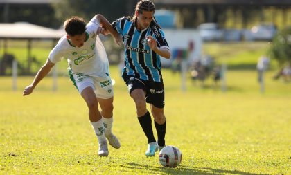 Sub-17 do Grêmio sai em desvantagem na disputa das semifinais no Estadual