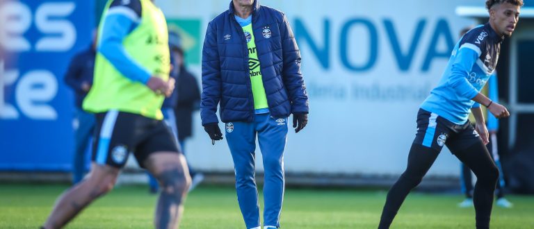 Técnico Renato Portaluppi comanda último treino aberto da semana