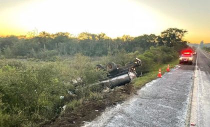 Condutor tem ferimentos graves em saída de pista na BR-290