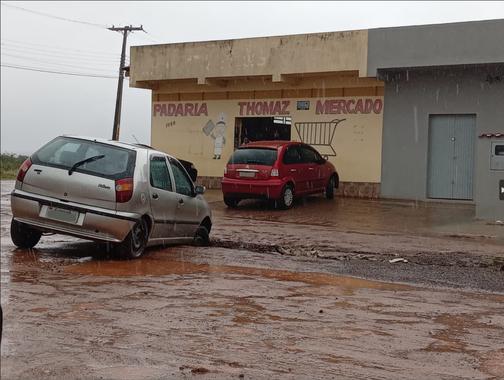 Chuvas provocam buracos na cidade