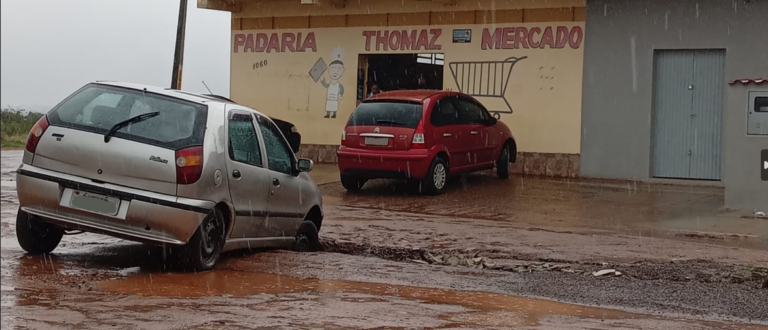 Buracos abertos com chuvas desafiam cachoeirenses