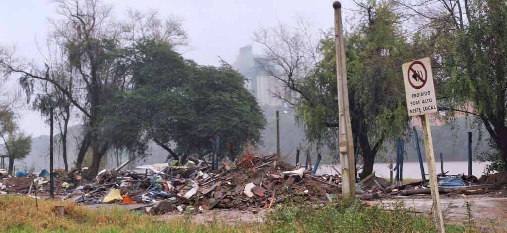 Bares da Praia Nova foram demolidos em trabalho executado no começo da semana pela Secretaria Municipal de Meio Ambiente / Fotos e vídeo: Milos Silveira/OC