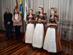 Soberanas da Oktober apresentam trajes oficiais