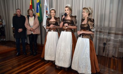 Soberanas da Oktober apresentam trajes oficiais