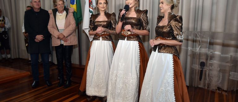 Soberanas da Oktober apresentam trajes oficiais