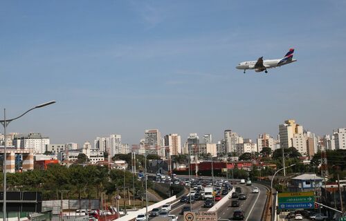 Desvalorização do real puxa aumento de turistas estrangeiros no Brasil, segundo economista