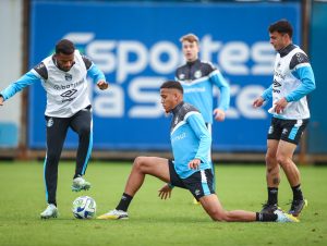 Grêmio treina e embarca para sequência de jogos em Salvador