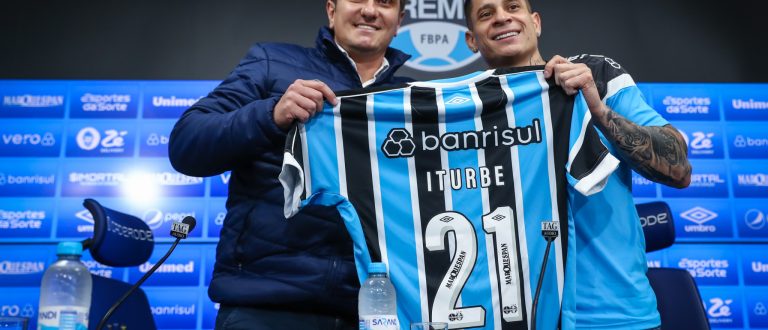 Iturbe é apresentado oficialmente como novo camisa 21 do Grêmio