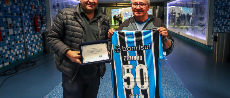 Massagista Zezinho recebe homenagem pelos 50 anos de Grêmio