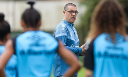 Tchelo comanda primeiro treino das Gurias Gremistas