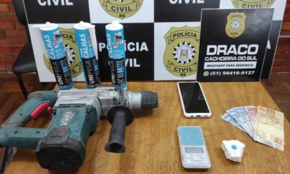 Polícia prende mulher com cocaína e objetos sem procedência