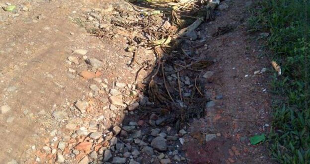 Canos quebrados causam transtornos a moradores do Otaviano