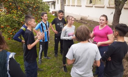 Novo Cabrais: alunos do projeto Agroecologia aprendem poda e práticas sustentáveis