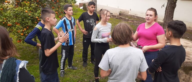 Novo Cabrais: alunos do projeto Agroecologia aprendem poda e práticas sustentáveis