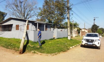 Defesa Civil remove poste caído em muro de residência no Mauá