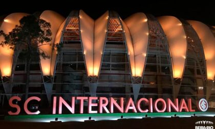 Beira-Rio iluminado pelo Dia Mundial da Amamentação