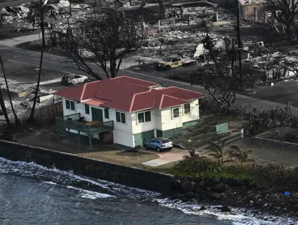 Qual-foi-o-segredo-da-mansão-para-resistir-ao-incêndio-no-Havaí?-07-23-08-23