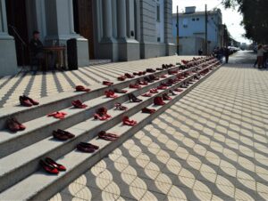 Sapatos vermelhos na escadaria da Catedral relembram vítimas de feminicídio