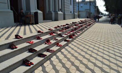 Sapatos vermelhos na escadaria da Catedral relembram vítimas de feminicídio