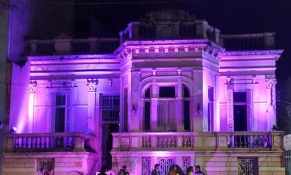 Agosto Lilás: Casa de Cultura promove show de luzes para a abertura de campanha