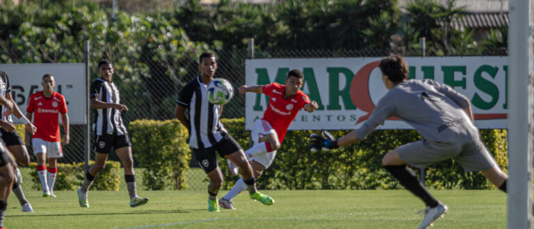 Vitória de virada e vice-liderança isolada no Brasileirão Sub-17