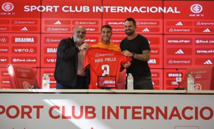 Espanhol Hugo Mallo é apresentado pelo Inter