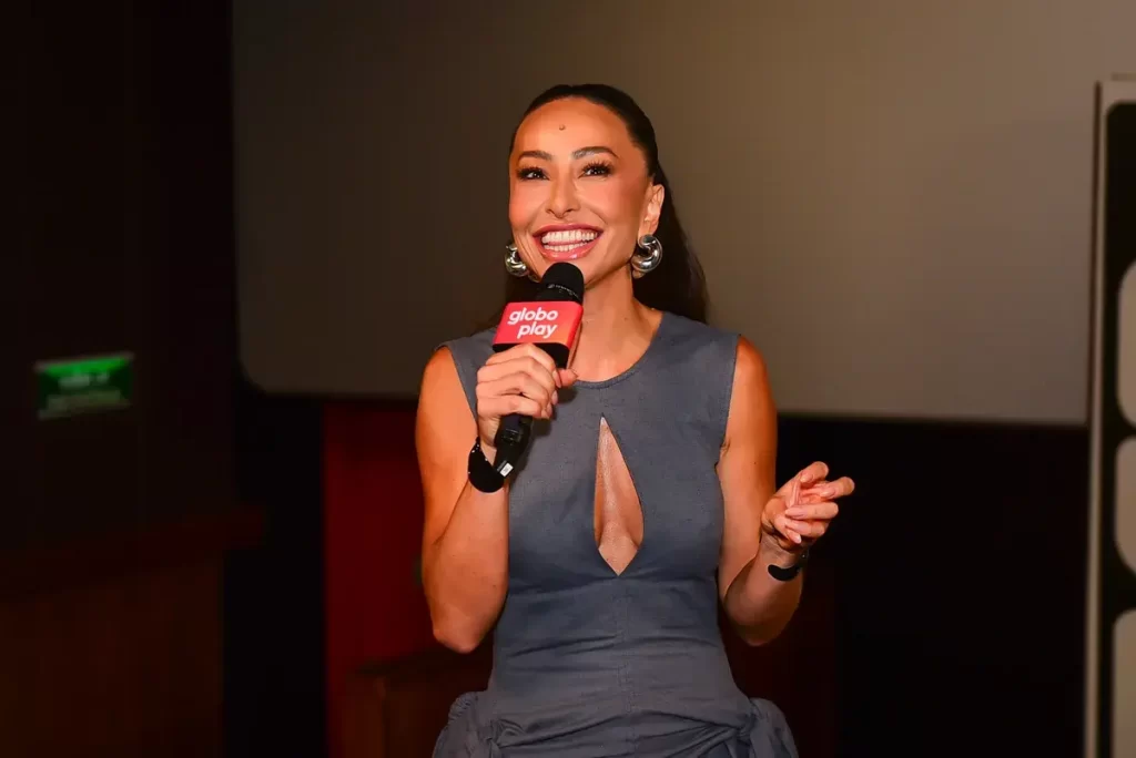 Sabrina_Sato_adota_um_estilo_mais_recatado_para_a_pré-estreia_de_programa2