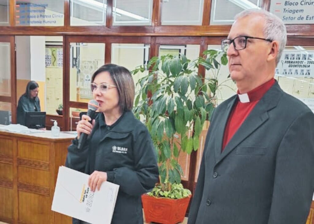 Diretora Adriana Porto, da Ulbra Cachoeira do Sul, ressalta a importância da arrecadação de fraldas infantis para o HCB, especialmente para famílias carentes / Fotos: Ulbra/Divulgação