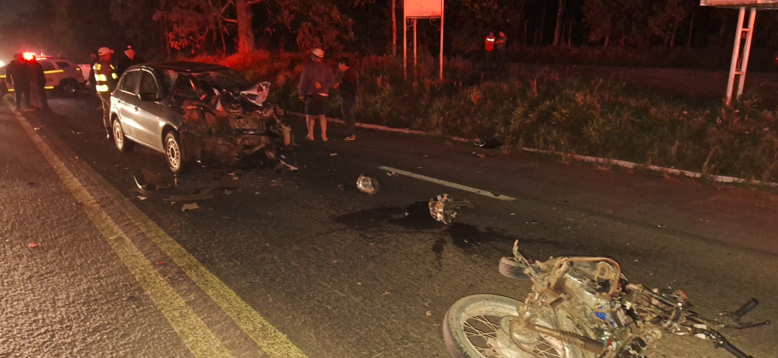 Carro e moto ficaram destruídos após acidente na BR-153