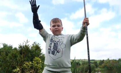 Prótese do Pantera Negra: menino sem braço realiza sonho de pescar