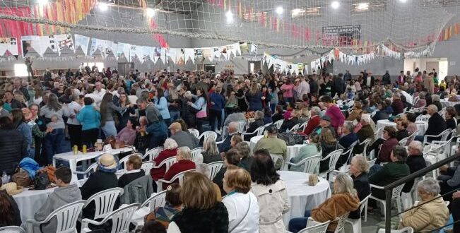 Baile da Terceira Idade reúne cerca de 1 mil em Cerro Branco