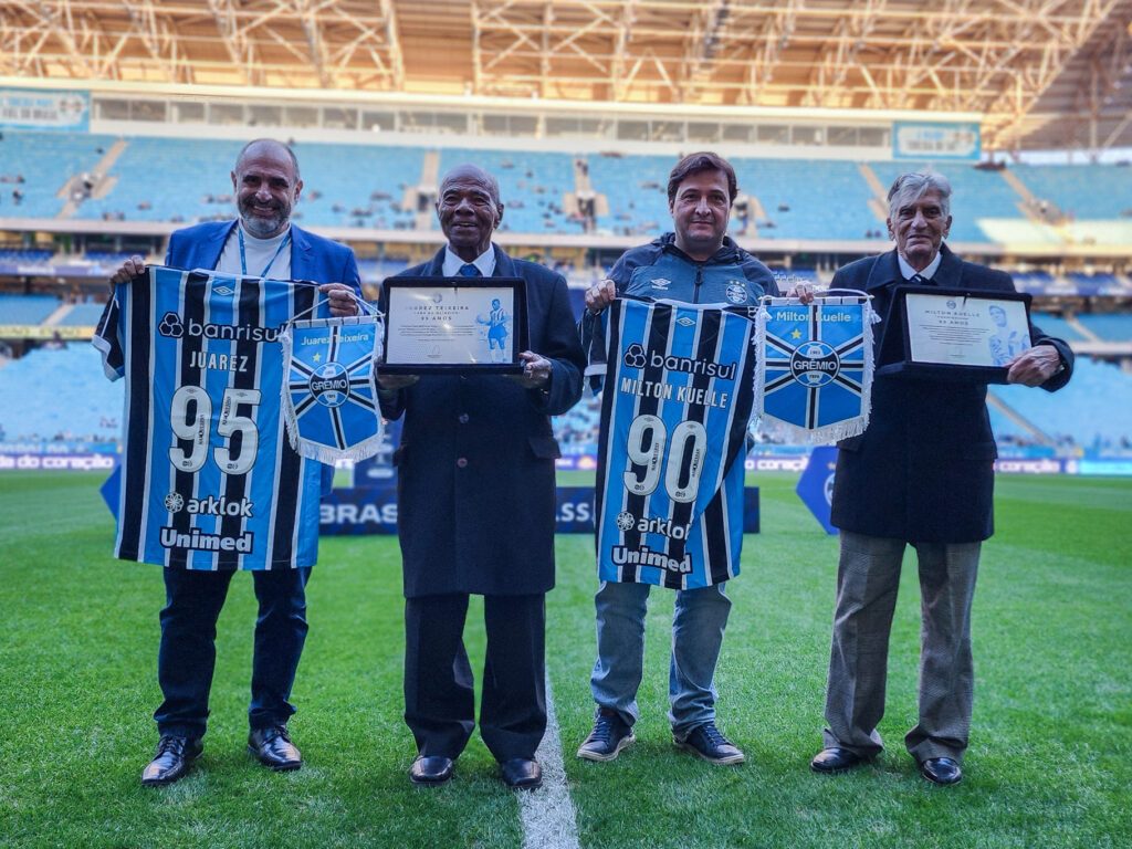 Ex-atletas foram presenteados com camisas em homenagem a seus aniversários e entraram em campo diante da torcida / Crédito: Divulgação