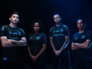 Grêmio lança terceiro uniforme em homenagem às inesquecíveis noites coperas