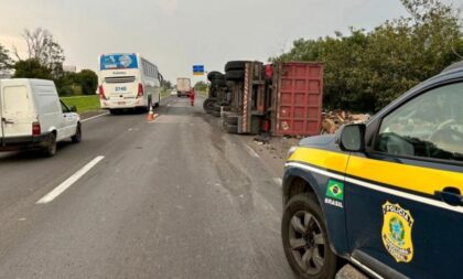 Condutor ferido: caminhão de lixo tomba na BR-290