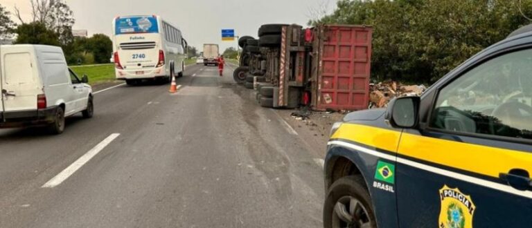 Condutor ferido: caminhão de lixo tomba na BR-290