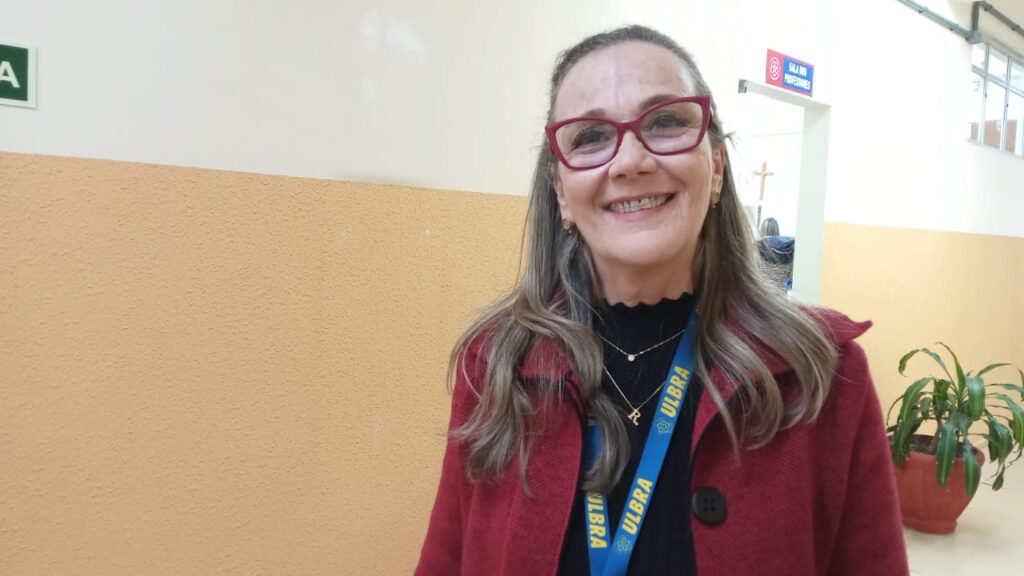 Professora Rosana Luchese Willig, coordenadora do curso de Direito da Ulbra Cachoeira coordena atividade com transmissão nacional da Multiaula Magna / Foto: Divulgação ACS Ulbra Cachoeira