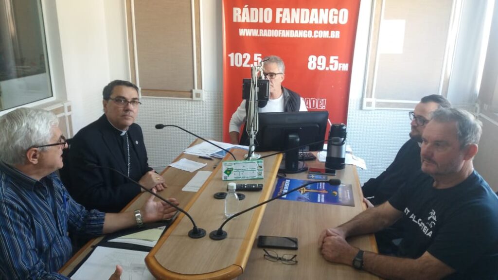 Bispo Dom Edson e demais membros da Diocese de Cachoeira do Sul falaram sobre a programação da Romaria Mãe do Redentor na Rádio Fandango / Fotos: Cacau Moraes