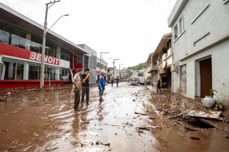 Muçum 2 Ruas, casas e estabelecimentos comerciais do município ficaram cobertos pela lama trazida pela enchente / Crédito: Maurício Tonetto/Secom