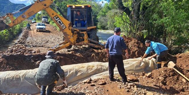 Mutirão da Secretaria de Obras recupera estragos após enxurrada em Cerro Branco