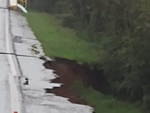 BR-153 desmorona e é parcialmente interditada perto da Ponte do Fandango