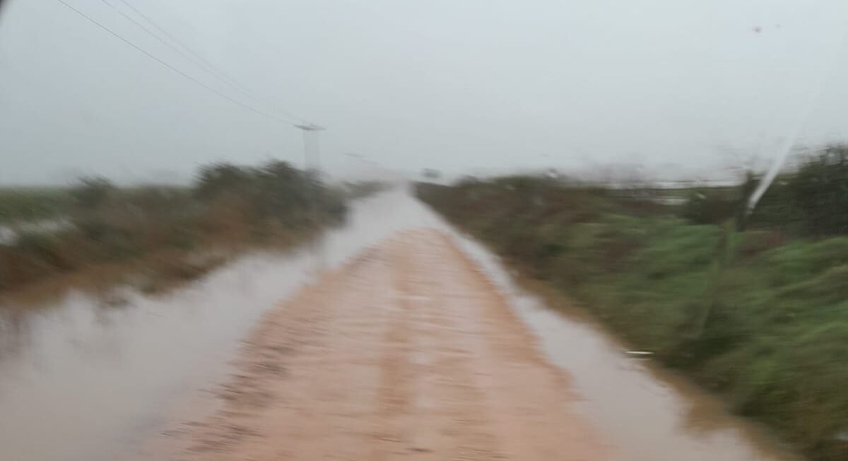 Estrada principal do Balneário Irapuá fica tomada pela água em períodos de enchente
