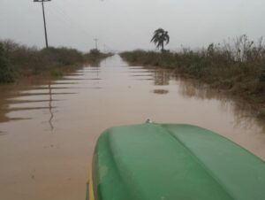 Barco vira na região do Balneário Irapuá