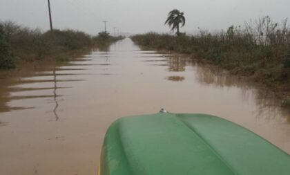 Barco vira na região do Balneário Irapuá