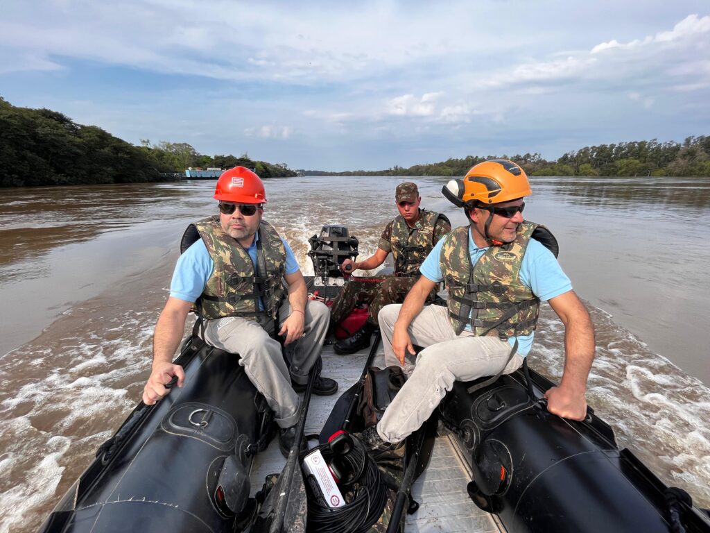 Militares do 3º BECmb oferecem todo o suporte para que Corsan possa manter abastecimento de água em Cachoeira em meio à enchente / Fotos: Divulgação