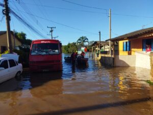 Defesa Civil atende moradores que negaram deixar casas no Passo do Seringa